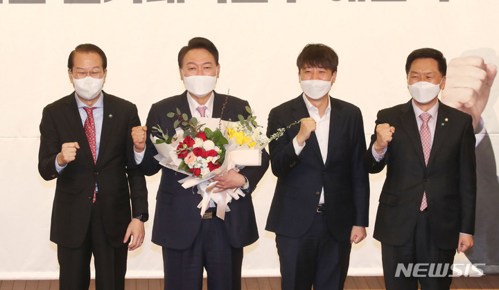 [서울=뉴시스] 최진석 기자 = 윤석열(왼쪽 두번째) 대통령 당선인이 10일 서울 여의도 국회 도서관에서 열린 국민의힘 선대위 해단식에 참석해 당지도부로부터 축하 꽃다발을 받고 기념촬영을 하고 있다.왼쪽부터 국민의힘 권영세 선대위원장, 윤 당선인, 이준석 당대표, 김기현 원내대표 (공동취재사진) 2022.03.10. photo@newsis.com