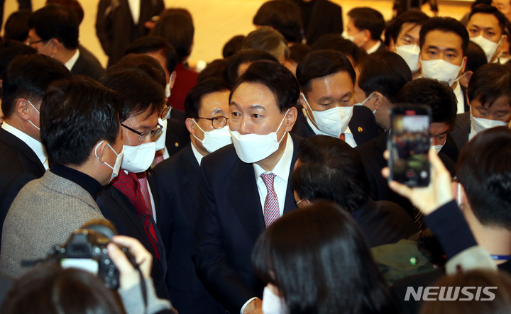 [서울=뉴시스] 최진석 기자 = 윤석열 대통령 당선인이 10일 서울 여의도 국회 도서관에서 열린 국민의힘 선대위 해단식을 마친 뒤 축하를 받으며 퇴장하고 있다. (공동취재사진) 2022.03.10. photo@newsis.com