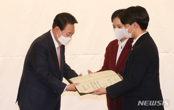 [서울=뉴시스] 최진석 기자 = 윤석열 대통령 당선인이 10일 서울 여의도 국회 도서관에서 열린 국민의힘 선대위 해단식에 참석해 당선증을 전달받고 있다. (공동취재사진) 2022.03.10. photo@newsis.com