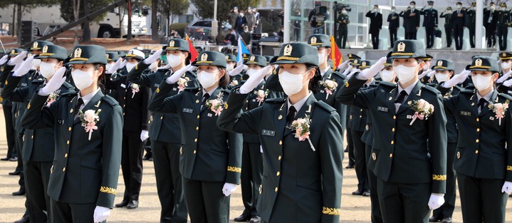 [서울=뉴시스] 지난해 대전 유성구 국군간호사관학교에서 열린 '국군간호사관학교 제62기 졸업 및 임관식'에서 신임장교들이 거수 경례를 하고 있다. (사진=뉴시스DB) photo@newsis.com&nbsp; *재판매 및 DB 금지