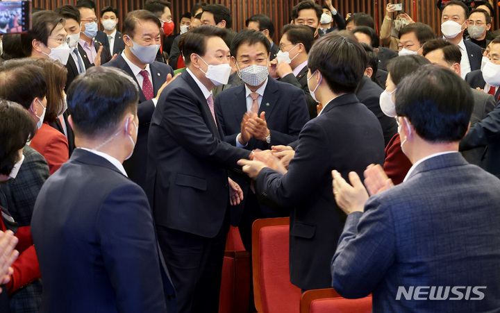 [서울=뉴시스] 최진석 기자 = 윤석열 대통령 당선인이 10일 오후 서울 여의도 국회 도서관에서 열린 국민의힘 대선 선거대책본부 해단식에 참석하며 참석자로부터 축하를 받고 있다. (공동취재사진) 2022.03.10. photo@newsis.com