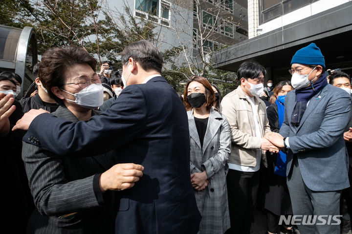 [서울=뉴시스] 김선웅 기자 = 이재명 더불어민주당 대선 후보가 10일 서울 여의도 더불어민주당 중앙당사에서 열린 선대위 해단식을 마친 후 당사를 떠나며 관계자들과 인사를 나누고 있다. (공동취재사진) 2022.03.10. photo@newsis.com