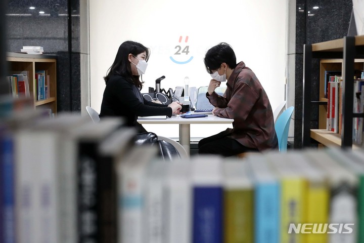 [서울=뉴시스] 박진희 기자 = 김다현(왼쪽) 예스24 사은품파트장이 지난 10일 서울 영등포구 예스24 본사에서 뉴시스와 인터뷰 하고 있다. 2022.03.12. pak7130@newsis.com