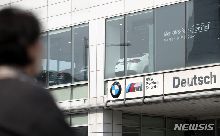 [서울=뉴시스] 조성우 기자 = 금리가 오르면서 수입차 업계의 할부·리스 수익도 급증한 것으로 나타났다. 사진은 서울 시내 한 수입차 인증 중고차 전시장 모습. 2022.03.10. xconfind@newsis.com