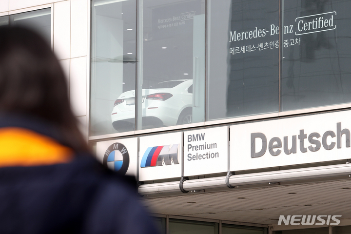 [서울=뉴시스] 조성우 기자 = 수입차 업계의 가격 할인 경쟁이 치열해지고 있다. 사진은 서울 시내 한 수입차 인증 중고차 전시장 모습 2022.03.10. xconfind@newsis.com