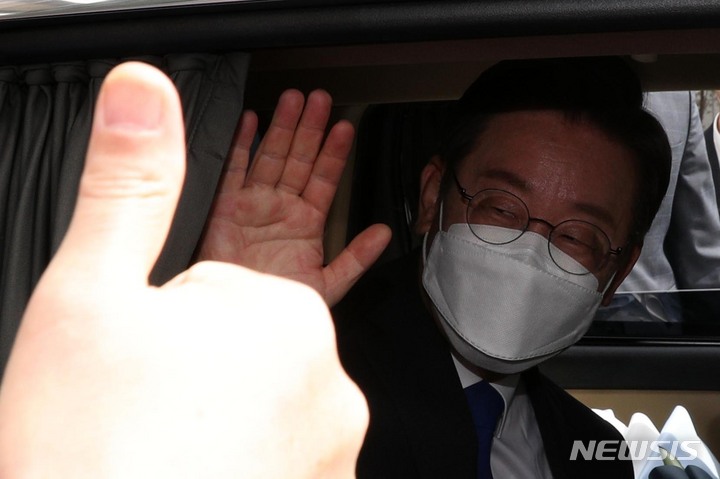 [서울=뉴시스] 김선웅 기자 = 이재명 더불어민주당 대선 후보가 10일 서울 여의도 더불어민주당 중앙당사에서 열린 선대위 해단식을 마친 후 당사를 떠나고 있다 (공동취재사진) 2022.03.10. photo@newsis.com