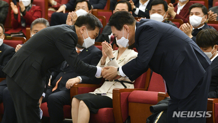 [서울=뉴시스] 최진석 기자 = 윤석열 대통령 당선인이 10일 오후 서울 여의도 국회도서관 대강당에서 열린 국민의힘 선대본부 해단식에 참석해 김기현 원내대표와 악수하고 있다. (공동취재사진) 2022.03.10. photo@newsis.com
