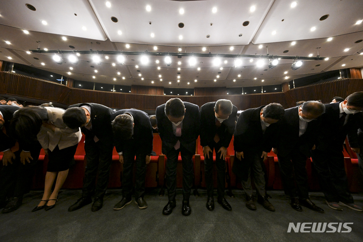 [서울=뉴시스] 최진석 기자 = 윤석열 대통령 당선인과 국민의힘 지도부가 10일 오후 서울 여의도 국회도서관 대강당에서 열린 국민의힘 선대본부 해단식을 마친 후 국민에게 감사인사를 하고 있다. (공동취재사진) 2022.03.10. photo@newsis.com