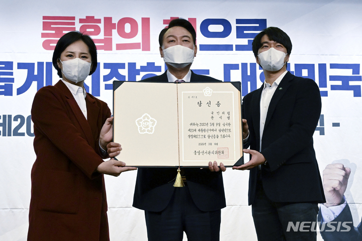 [서울=뉴시스] 최진석 기자 = 윤석열 대통령 당선인과 청년보좌역들이 10일 오후 서울 여의도 국회도서관 대강당에서 열린 국민의힘 선대본부 해단식에서 당선증을 들고 기념촬영을 하고 있다. (공동취재사진) 2022.03.10. photo@newsis.com