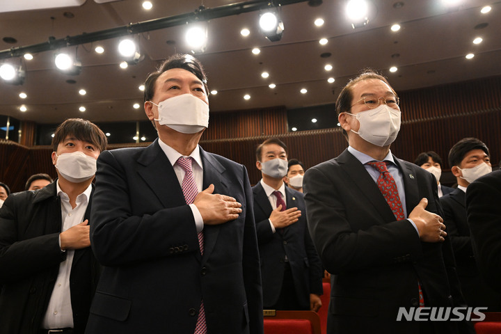 [서울=뉴시스] 최진석 기자 = 윤석열 대통령 당선인이 10일 오후 서울 여의도 국회도서관 대강당에서 열린 국민의힘 선대본부 해단식에서 국민의례를 하고 있다. (공동취재사진) 2022.03.10. photo@newsis.com
