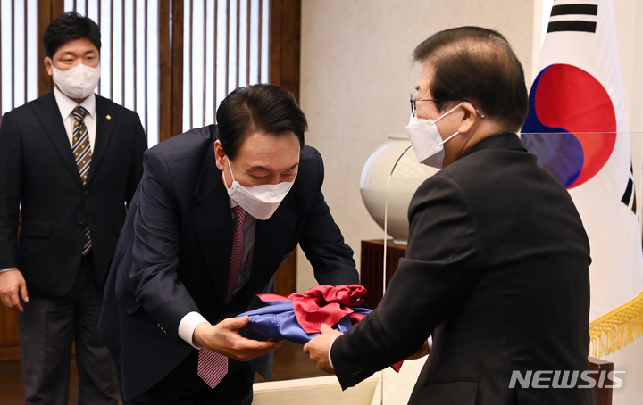 [서울=뉴시스] 김선웅 기자 = 윤석열 대통령 당선인이 10일 오후 서울 여의도 국회에서 박병석 국회의장을 예방하고 있다. (공동취재사진) 2022.03.10. photo@newsis.com