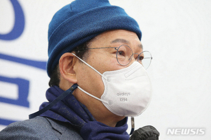 [서울=뉴시스] 김선웅 기자 = 송영길 더불어민주당 대표가 10일 오후 서울 여의도 국회에서 기자회견을 열고 대선 패배에 책임을 지고 지도부 총사퇴 의사를 밝히고 있다. (공동취재사진) 2022.03.10. photo@newsis.com