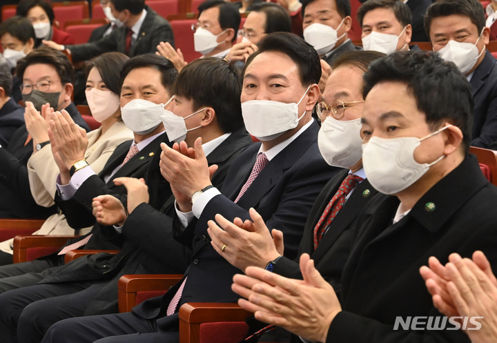 [서울=뉴시스] 최진석 기자 = 윤석열 대통령 당선인이 10일 오후 서울 여의도 국회 도서관에서 열린 국민의힘 대선 선거대책본부 해단식에서 박수치고 있다. (공동취재사진) 2022.03.10. photo@newsis.com