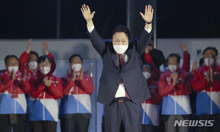 [서울=뉴시스] 최진석 기자 = 10일 새벽 윤석열 대통령 당선인이 서울 여의도 당사 앞에서 지지자들에게 감사 인사를 하고 있다. 2022.03.10. photo@newsis.com