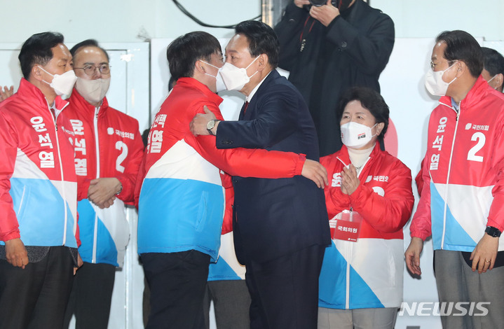 [서울=뉴시스] 최진석 기자 = 10일 새벽 윤석열 대통령 당선인이 서울 여의도 당사 앞에서 이준석 국민의힘 대표와 포옹을 하고 있다. 2022.03.10. photo@newsis.com