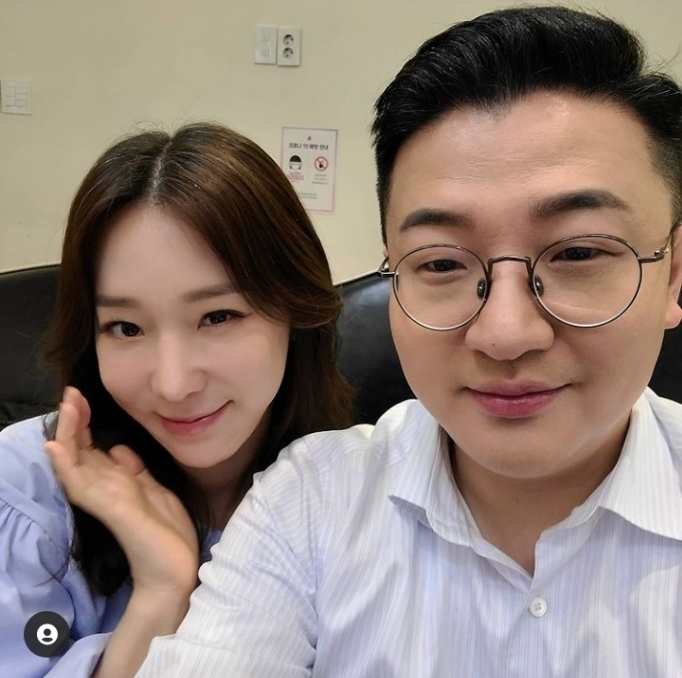 [서울=뉴시스]이지혜 문재완 부부. 2022.03.11. (사진=문재완 인스타그램 캡처) photo@newsis.com*재판매 및 DB 금지 *재판매 및 DB 금지