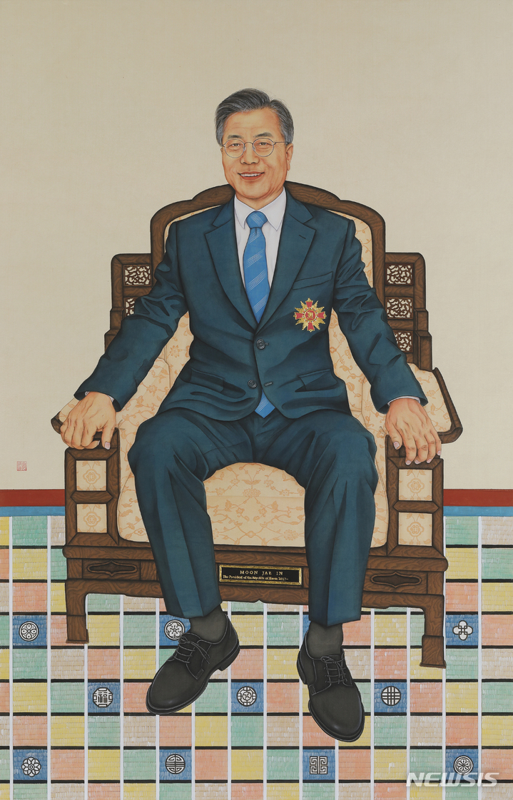 [서울=뉴시스]안서진, 문재인 대통령 초상, 179x115.5cm, 견본채색, 2021