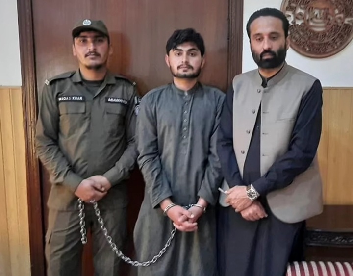 [서울=뉴시스] 파키스탄 펀자브 북서쪽 미안왈리에서 생후 7일 된 딸을 총으로 살해한 샤자이브 칸(가운데)의 모습. (출처 : 펀자브주 경찰 홈페이지 갈무리) 2022.03.11. *재판매 및 DB 금지