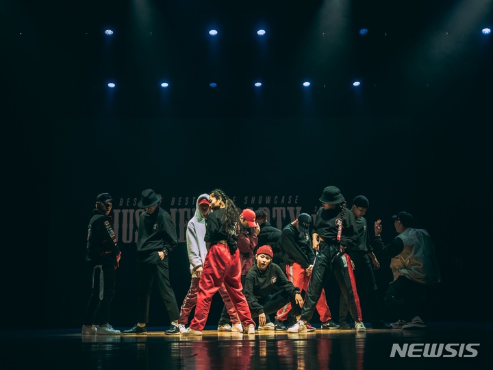 [대구=뉴시스] 이지연 기자 = 한국 최정상 댄스팀 '저스트절크'. (사진=봉산문화회관 제공) 2022.03.11. photo@newsis.com