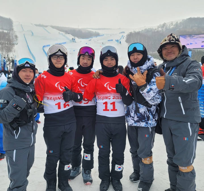 [서울=뉴시스] 중국 허베이성 장자커우 겐팅스노파크에서 스노보드 뱅크드 슬라롬 경기를 마친 뒤 국가대표 선수단 단체사진. (사진 = 대한장애인체육회 제공) *재판매 및 DB 금지