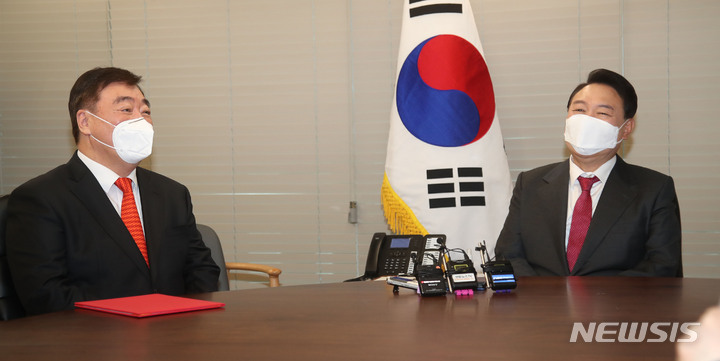[서울=뉴시스] 최진석 기자 = 윤석열 대통령 당선인이 11일 여의도 국민의힘 당사에 마련된 당선인 사무실에서 싱하이밍 주한중국대사를 접견, 대화를 나누고 있다. (공동취재사진) 2022.03.11. photo@newsis.com
