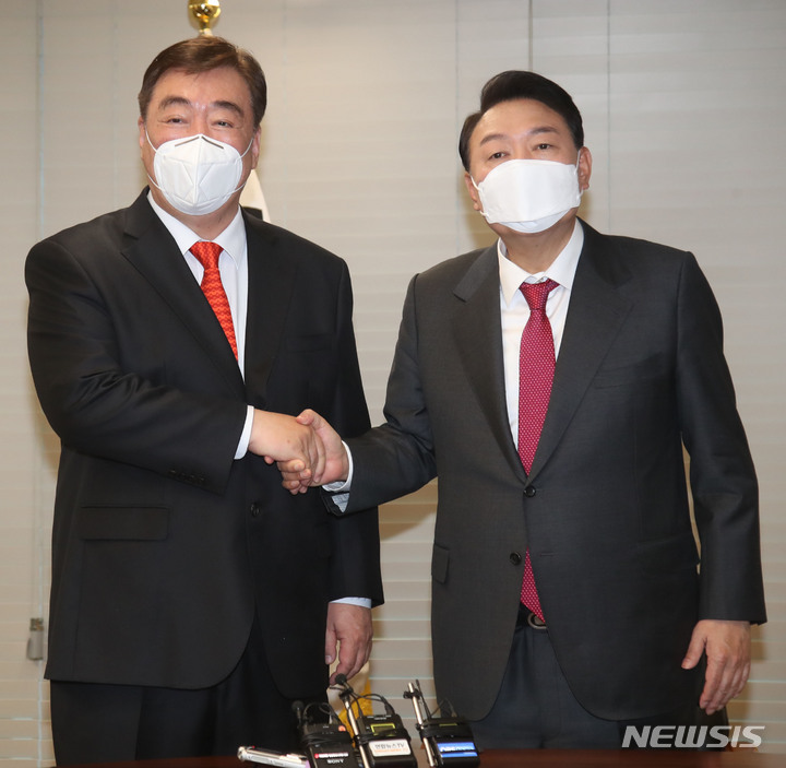 [서울=뉴시스] 최진석 기자 = 윤석열 대통령 당선인이 11일 여의도 국민의힘 당사에 마련된 당선인 사무실에서 싱하이밍 주한중국대사를 접견, 기념촬영을 하고 있다. (공동취재사진) 2022.03.11. photo@newsis.com