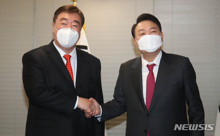 [서울=뉴시스] 최진석 기자 = 윤석열 대통령 당선인이 11일 여의도 국민의힘 당사에 마련된 당선인 사무실에서 싱하이밍 주한중국대사를 접견, 기념촬영을 하고 있다. (공동취재사진) 2022.03.11. photo@newsis.com