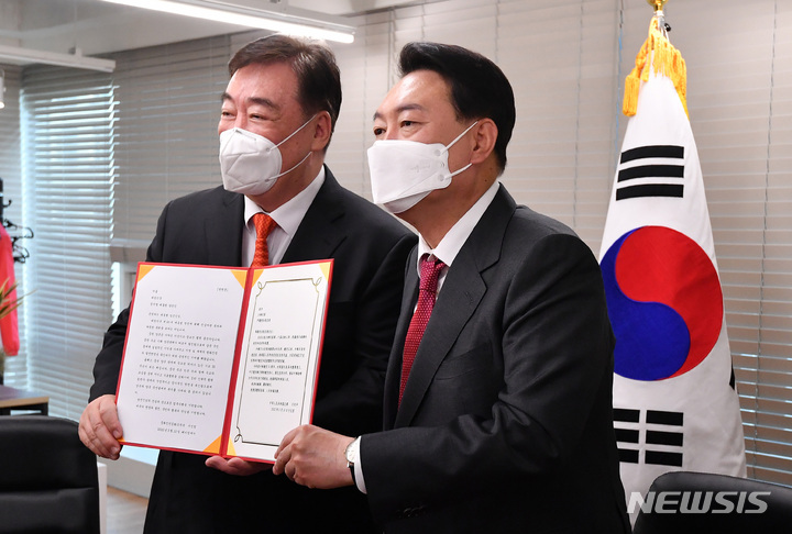 [서울=뉴시스] 최동준 기자 = 윤석열 대통령 당선인이 11일 서울 여의도 국민의힘 중앙당사에서 싱하이밍 주한 중국대사를 접견해 시진핑 국가주석의 축전을 받고 있다. (공동취재사진) 2022.03.11. photo@newsis.com