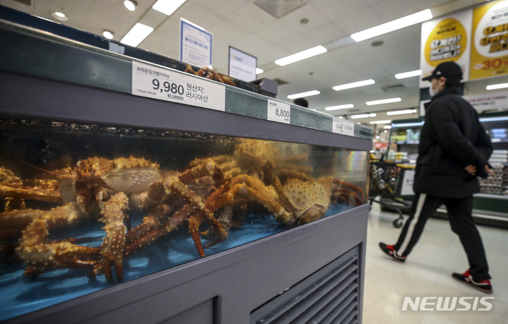 [서울=뉴시스] 정병혁 기자 = 지난 11일 오전 서울시내 한 대형마트를 찾은 시민들이 장을 보고 있다. 2022.03.11. jhope@newsis.com