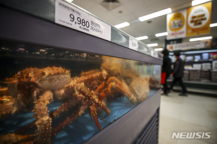 [서울=뉴시스] 정병혁 기자 = 러시아-우크라이나 전쟁 상황이 장기화되면서 러시아산 수입 의존도가 높은 대게, 명태, 연어 등의 수산물 가격이 급등한 지난해 3월 11일 오전 서울시내 한 대형마트를 찾은 시민들이 장을 보고 있다. 2022.03.11. jhope@newsis.com
