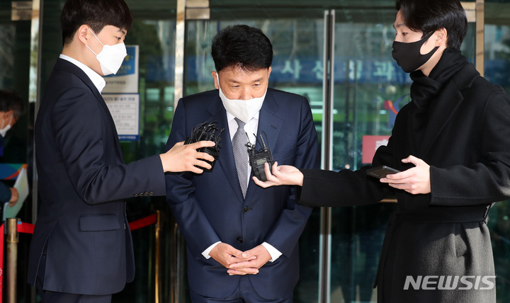 [서울=뉴시스] 지난 2022년 3월 11일 함영주 당시 하나금융그룹 부회장이 서울 마포구 서울서부지법에서 열린 하나은행 채용비리 관련 1심 선고 공판을 마친 후 인사를 하고 있다. (사진=뉴시스DB). photo@newsis.com