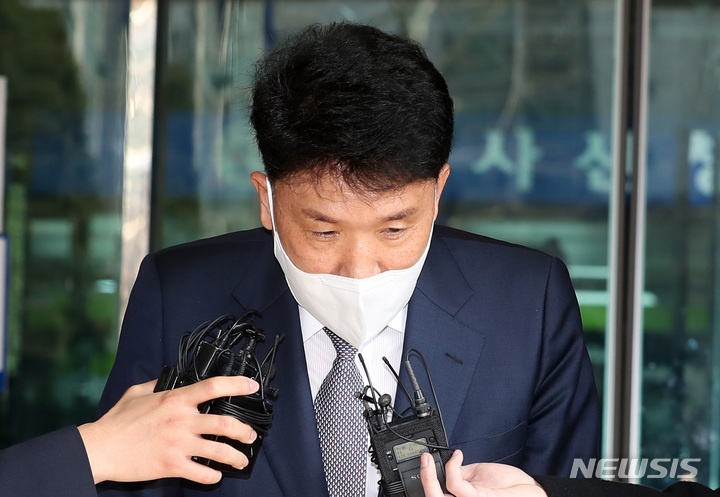 [서울=뉴시스] 이영환 기자 = 함영주 하나금융그룹 부회장이 지난 11일 오후 서울 마포구 서울서부지법에서 열린 하나은행 채용비리 관련 선고공판을 마친 후 인사를 하고 있다. 함 부회장은 이날 선고 공판에서 무죄를 선고 받았다. 2022.03.11. 20hwan@newsis.com