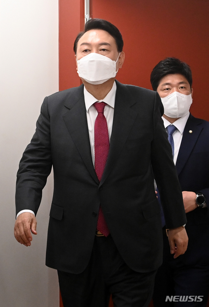 [서울=뉴시스] 최진석 기자 = 윤석열 대통령 당선인이 11일 서울 여의도 국민의힘 당사에 마련된 당선인 사무실에서 크리스토퍼 델 코소 주한미국대사대리를 접견하기 위해 입장하고 있다. (공동취재사진) 2022.03.11. photo@newsis.com