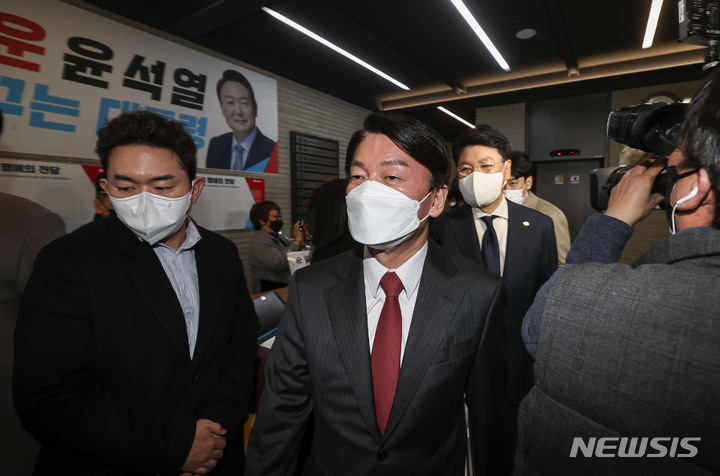 [서울=뉴시스] 전신 기자 = 안철수 국민의당 대표가 윤석열 대통령 당선인과 회동을 마친 후 11일 서울 여의도 국민의힘 당사를 나서고 있다. (공동취재사진) 2022.03.11. photo@newsis.com