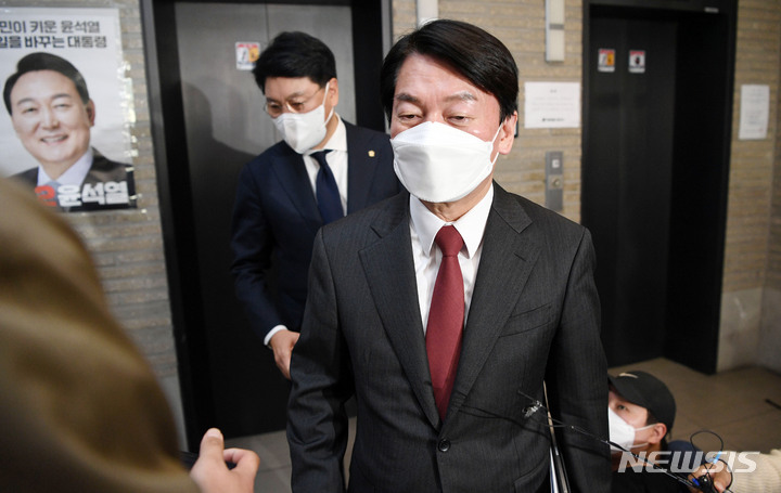 [서울=뉴시스] 최동준 기자 = 안철수 국민의당 대표가 11일 서울 여의도 국민의힘 중앙당사에서 윤석열 대통령 당선인과 오찬 회동을 마치고 이동하고 있다. (공동취재사진) 2022.03.11. photo@newsis.com