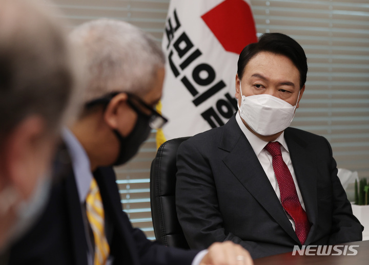 [서울=뉴시스] 최진석 기자 = 윤석열 대통령 당선인이 11일 오후 서울 여의도 국민의힘 당사에 마련된 당선인 사무실에서 크리스토퍼 델 코소 주한미국대사대리를 접견하고 있다. (공동취재사진) 2022.03.11. photo@newsis.com