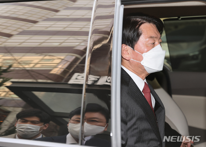 [서울=뉴시스] 최진석 기자 = 안철수 국민의당 대표가 11일 오후 서울 여의도 국민의힘 당사에 마련된 윤석열 대통령 당선인 사무실에서 윤 당선인과의 '도시락 오찬'을 마치고 권성동 의원의 배웅을 받으며 나서고 있다. (공동취재사진) 2022.03.11. photo@newsis.com