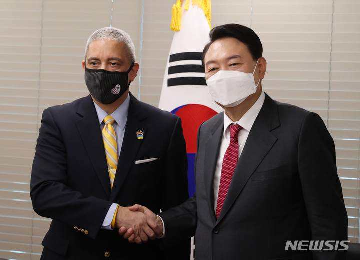 [서울=뉴시스] 최진석 기자 = 윤석열 대통령 당선인이 11일 오후 서울 여의도 국민의힘 당사에 마련된 당선인 사무실에서 크리스토퍼 델 코소 주한미국대사대리를 접견하고 있다. (공동취재사진) 2022.03.11. photo@newsis.com