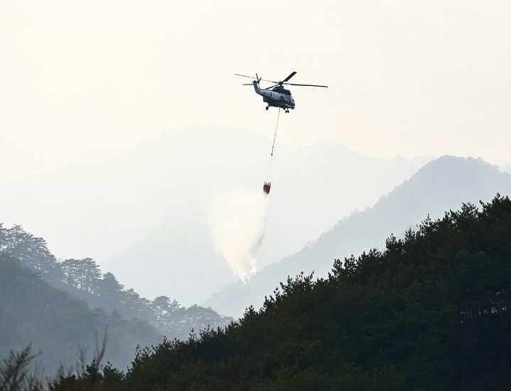 [울진=뉴시스] 김명원 기자 = 지난 4일 발생한 경북 울진군 일대 산불을 11일 경찰청 소방헬기가 진화하고 있다. (사진=총리실 제공) 2022.03.11. photo@newsis.comis.com *재판매 및 DB 금지
