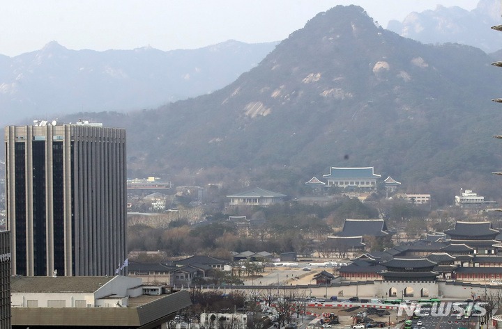 [서울=뉴시스] 조수정 기자 = 윤석열 대통령 당선인이 10일 대통령 비서실장과 정무수석 예방 자리에서 청와대 이전 문제, 광화문 정부서울청사 집무실 등과 관련한 생각을 전한 것으로 알려졌다. 사진은 11일 서울 종로구 정부서울청사(왼쪽 위)와 북악산 앞의 청와대(위 가운데). 2022.03.11. chocrystal@newsis.com