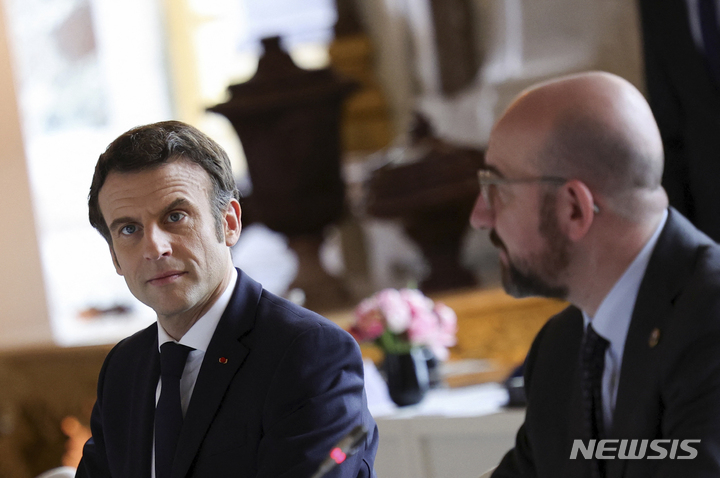 [AP/뉴시스] EU 순회의장국 프랑스 베르사유궁에서 EU 정상회의가 열린 가운데 11일 마크롱 프랑스 대통령(왼쪽)과 샤를 미셸 EU 정상회의상임의장이 나란히 앉아있다