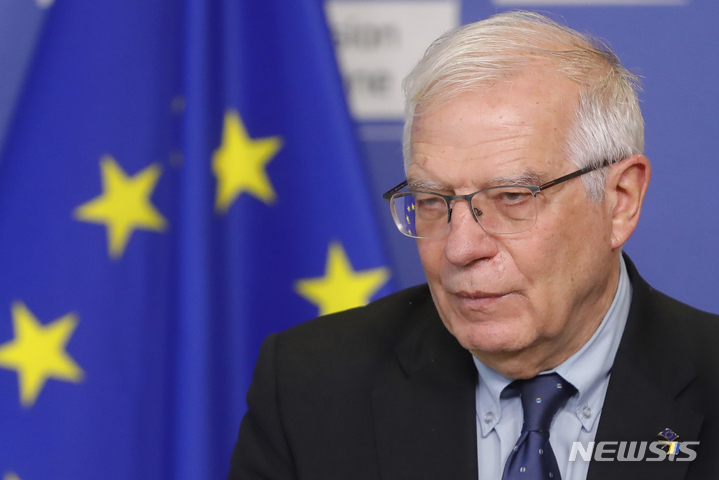 [브뤼셀(벨기에)=AP/뉴시스]조셉 보렐 유럽연합(EU) 외교정책 대표가 지난 2월27일 벨기에 브뤼셀의 EU 본부에서 언론 성명을 발표하고 있다. 보렐 대표는 14일 EU 27개 회원국들이 우크라이나를 야만적으로 침공한 러시아에 대한 새로운 제재를 마무리하고 있다고 밝혔다. 2022.3.15
