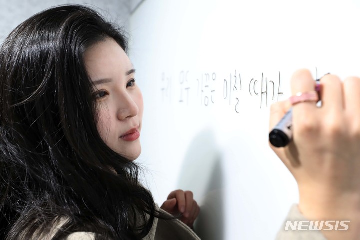 [서울=뉴시스] 박진희 기자 = 정지음 작가가 지난 11일 서울 중랑구 한 카페에서 뉴시스 인터뷰를 마치고 사진촬영을 하고 있다. 2022.03.19. pak7130@newsis.com