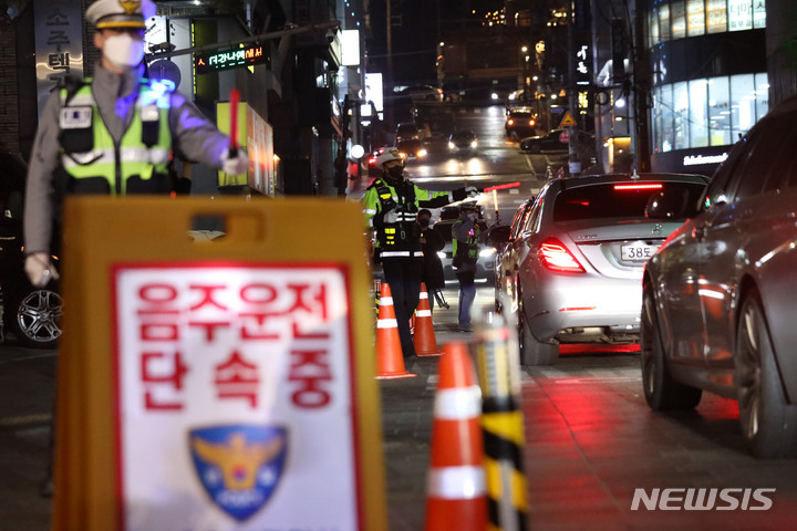 [서울=뉴시스] 조수정 기자 = 식당 영업시간이 오후 11시까지 조정된 이후 첫 금요일을 맞은 지난 11일 밤 서울 강남구 압구정동 유흥가에서 경찰이 음주 운전 단속을 하고 있다. 2022.03.11. chocrystal@newsis.com