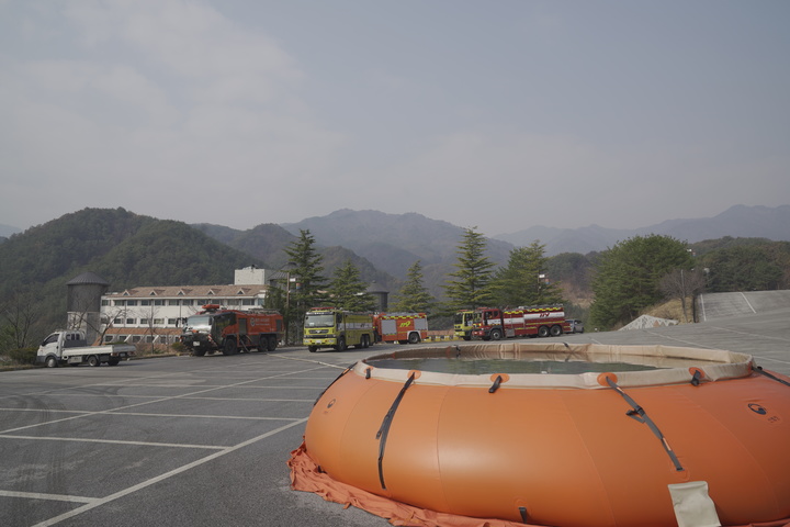 [울진=뉴시스] 이바름 기자 = 경북 울진 산불 진화가 9일차에 접어든 가운데 이재민 대피소인 울진 덕구온천호텔＆리조트 주차장에 헬기 소화수 공급을 위한 임시 저수조가 설치돼 있다.(사진=경북소방본부 제공) 2022.03.12. photo@newsis.com *재판매 및 DB 금지