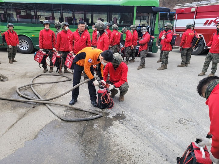 [울진=뉴시스] 이바름 기자 = 경북 울진 산불이 9일째 꺼지지 않는 가운데 잔불 정리를 위해 투입된 해병대1사단 장병들이 등짐펌프에 물을 채우고 있다.(사진=경북소방본부 제공) 2022.03.12. photo@newsis.com *재판매 및 DB 금지