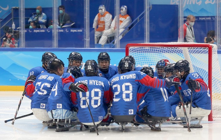 [서울=뉴시스] 한국 파라아이스하키 대표팀이 12일 오후 중국 베이징의 국립실내경기장에서 열린 2022 베이징 동계패럴림픽 동메달 결정전에서 중국과 경기를 하고 있다. (사진 = 대한장애인체육회 제공) *재판매 및 DB 금지