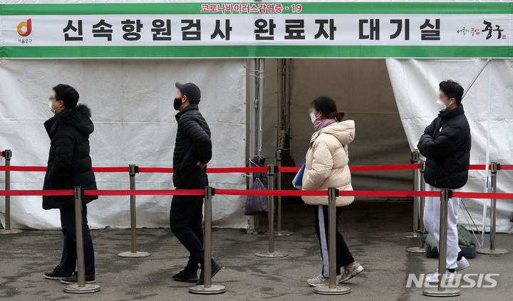 [서울=뉴시스] 백동현 기자 = 지난 12일 오전 서울 중구 서울역광장 임시선별검사소에서 시민들이 검사를 받기 위해 대기하고 있다. 2022.03.13. livertrent@newsis.com