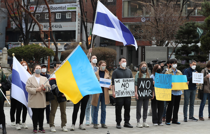 [서울=뉴시스] 이영환 기자 = 12일 오후 서울 종로구 보신각 앞에서 재한 러시아인들이 우크라이나 전쟁 반대 집회를 하고 있다. 2022.03.12. 20hwan@newsis.com