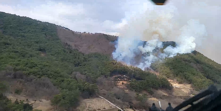 [함평=뉴시스] 전남 함평군 나산면 월봉리 야산에서 발생한 산불 장면. (사진=산림청 제공) 2022.03.12 photo@newsis.com *재판매 및 DB 금지